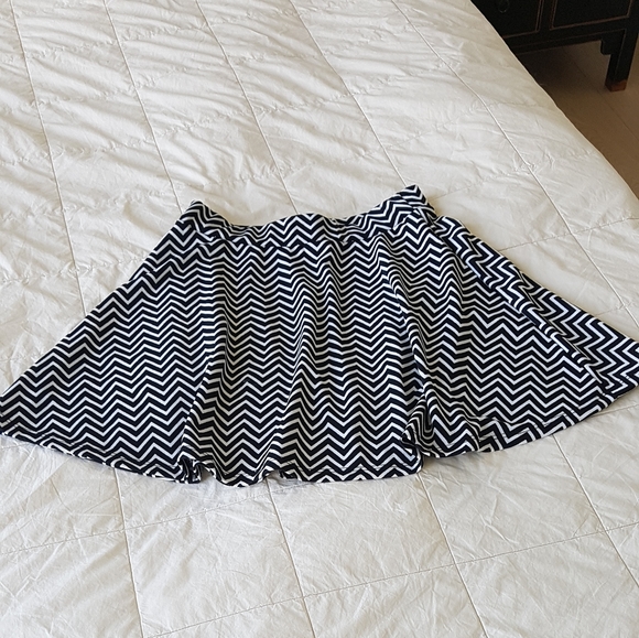 Black and white patterned xsmall flare skirt - Picture 2 of 2